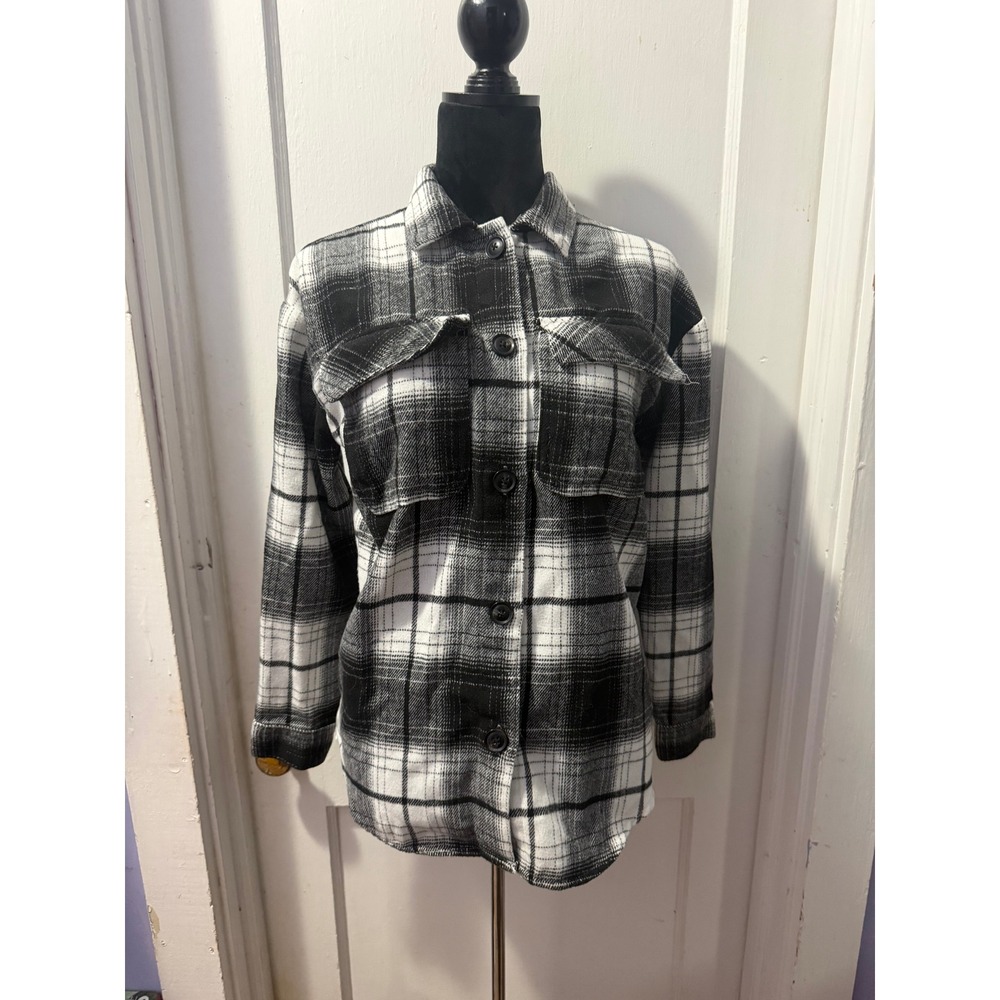 No Boundaries Black White Plaid Flannel Button Down Top M 100% Polyester Shacket